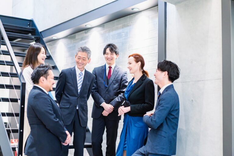 お金を学ぶ環境づくりをイメージした会議風の写真