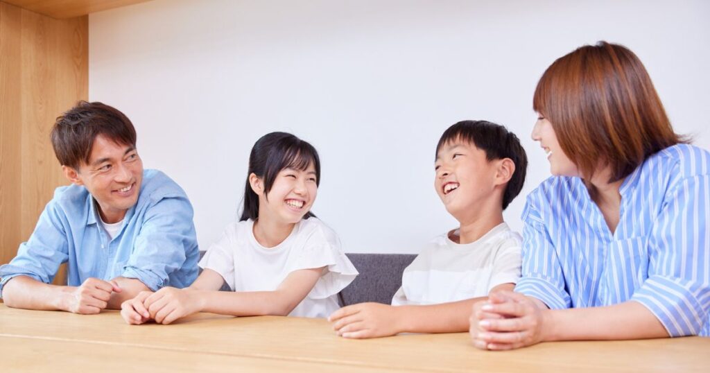 家庭で親子がお金について話す様子