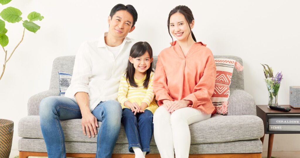 家庭で親子が笑顔で過ごす様子