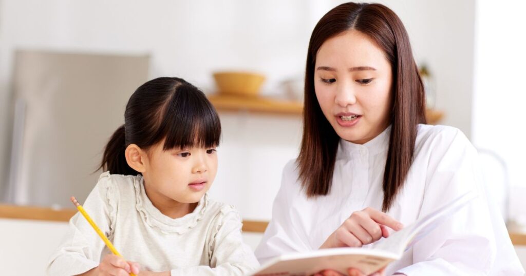 親子でお金を学ぶ様子