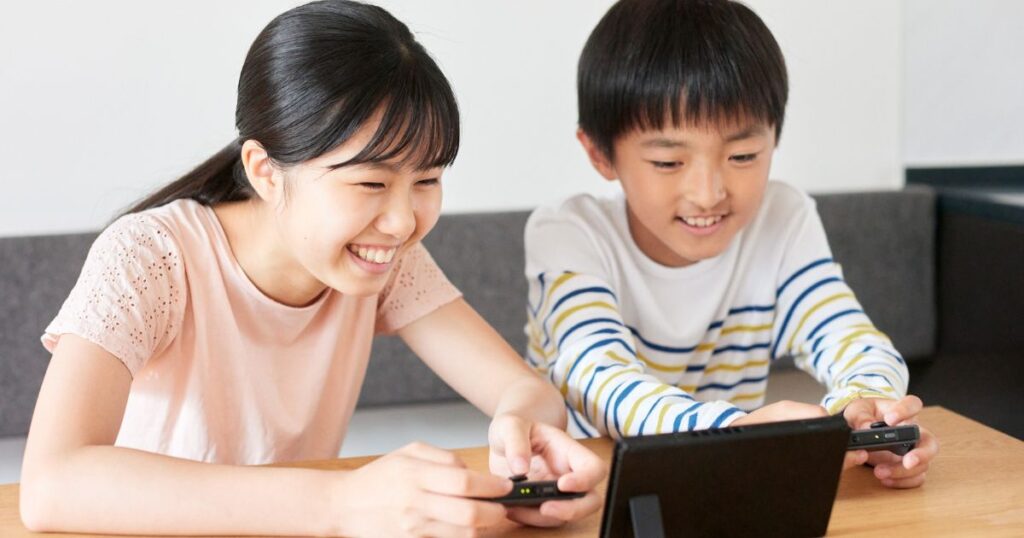 子どもたちがタブレットを使って協力しながら学習している様子