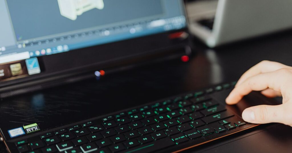 ノートパソコンのキーボードを操作してソフトを設定している様子